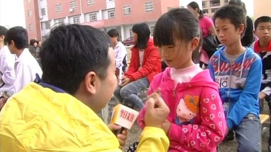 母爱触摸故事的“警察妈妈”对地震开放
