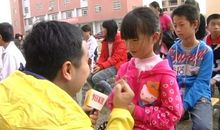 关于母爱的感人故事之“警察妈妈”为震区孤儿敞开胸怀