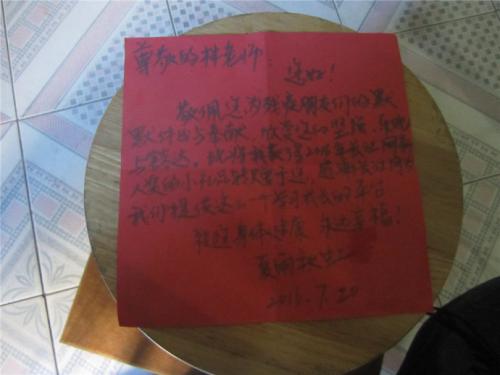 那一天，我独自一人在前往中学的路上，生活的一切都很低。柏油路被炎热的阳光烘烤。云也喜欢被太阳燃烧。它没有阴影，热量似乎影响了我的情绪。当我从家出来时，我很开心，现在我不好。 。我没有心脏照顾脚，我会急于上学，打开这个人的热门。通过水果超市，谁知道西瓜皮肤。这真的是不公平的，我摔倒了一个“狗粘液”，这个秋天，让我的右手和拇指破碎，泥和血图，我的手掌，我抬起头，望着天空，试着抑制即将抑制的眼泪出去。在这一点上，我听到了几个男孩旁边的嘲笑，我觉得很无助，就在时候了。