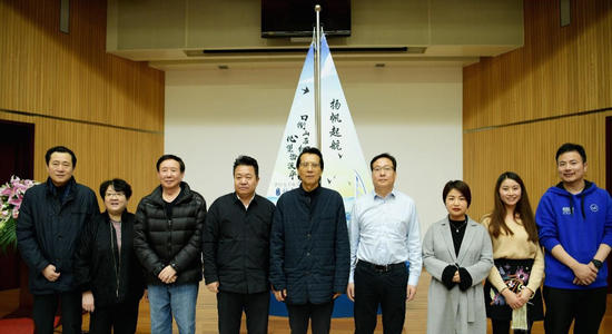 毛经青年文学学院海英好工作：阳光总是在风中