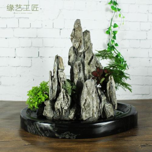 
这是难以等到今天，他们偷偷地溜出了西安雅科，并赶到南安门。在幸福时，尚未引入凌宫寺，南天门已关闭，四枚金子刚刚停止了途径。