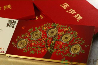 我坐着：“好吧，这是睡觉。”在母亲的脚步距离遥远之后，我很快叫一个叹息的浮雕，然后放下书，闭上了灯，拿下夹克并睡了，把钱扔了。把它扔在云端。