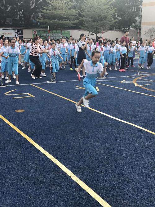 五年级男子开始200米。只要听“”，运动员“飞”就像一个字符串，在跑道上迅速奔跑，你追我，不要互相撤退。韩红怡一直保持跑步的速度，一路走到急于到最后。在足球场，洛拉队在足球场兴奋地匆匆忙忙地拥抱汉宏义并将喜悦传给他。