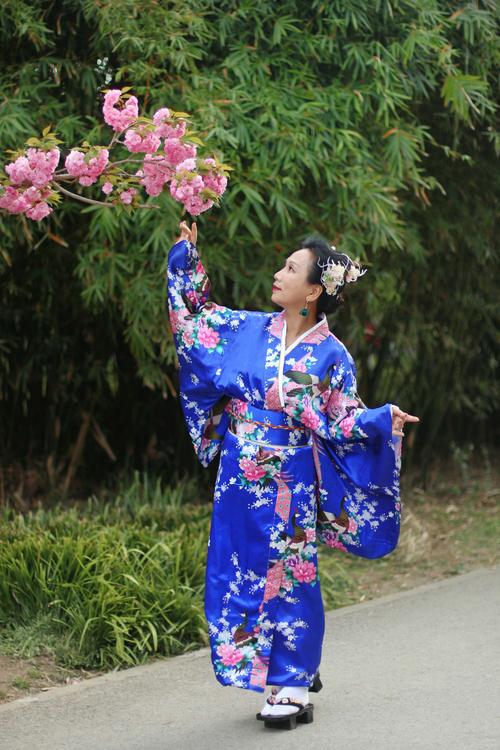 “手机控制”是一个家喻户晓的名字，现代科技的快速发展使电子成为每个人都成为一个新娘。当然，我并不例外，我总是拿着手机，堕落了我的母亲。与母亲聊天的时间越来越少，也许在世界上，我有更多的时间与我的手机聚会，也许会有内疚。