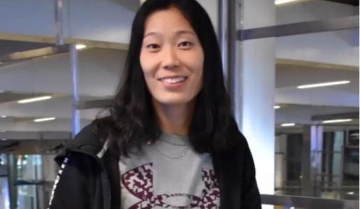 “爸爸，不要拿它，让我们走！这么够了。”孩子看着父亲几乎塞满了房子里的一切，哭了。