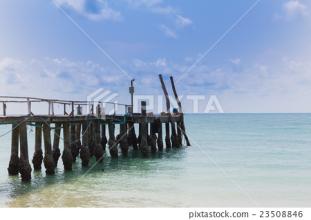 走在海滩海边步行_700字
