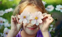 勇敢的举起手来_300字