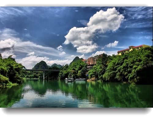 夏天,它带来凉爽。这次鲜花树一直在玩欢乐的人。老人在树下感冒,而成年人在水中游泳,孩子们在河里玩耍。看,它带来了酷和幸福。