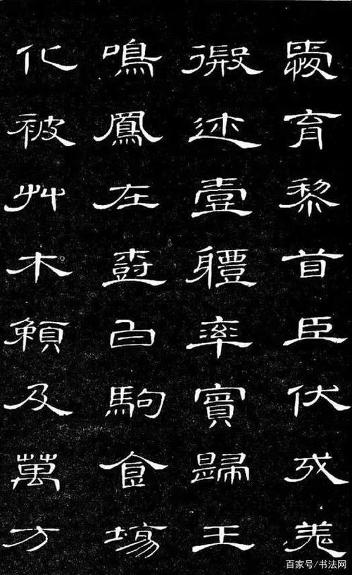 在披针形，悄悄地看着太阳，让它记得我背后的影子，想想我无尽的想法。我抬头看着天空，但是当我没有注意，留下一些金色的日落和看涨的冷风时，红色的阳光偷偷地偷偷溜进云中。鸟“匈奴”远离我，留下深深的教育魅力，宣布了粥的末端。