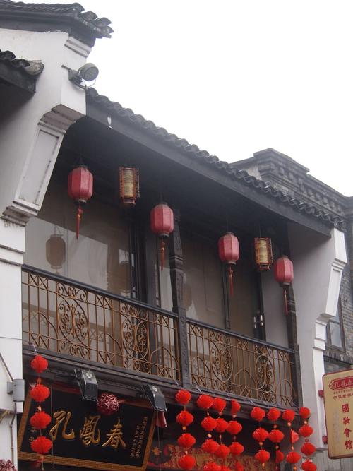 在高速公路上，迷人，高树木和低草，好毛。外出不容易，加上江南梦想在他心中久期待着，这应该完全把整个身心都放在江南。即使高烟囱仍然站在工厂，只要心脏没有分心，那么心脏就不会被染色，这是一个纯粹的场景。