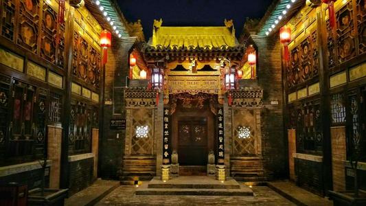 在前往平遥的途中，山脉挥之不去，窗外的风景，窗外的风景是一千山，尘埃滚动，飞行员逐渐来到我们身边。