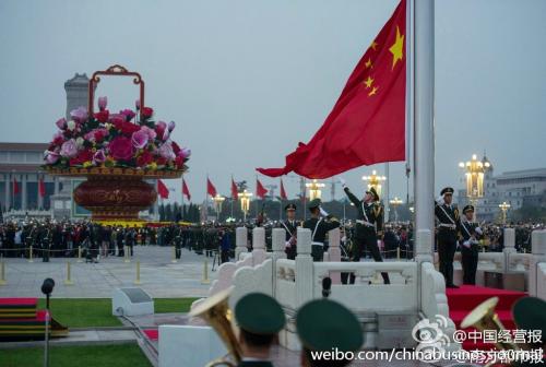 国庆节天安门抬起旗帜_650字