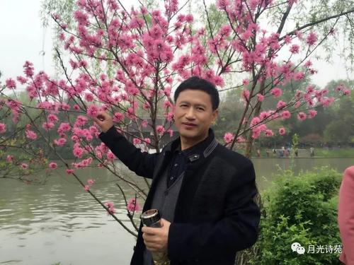 在月光下触摸_750字