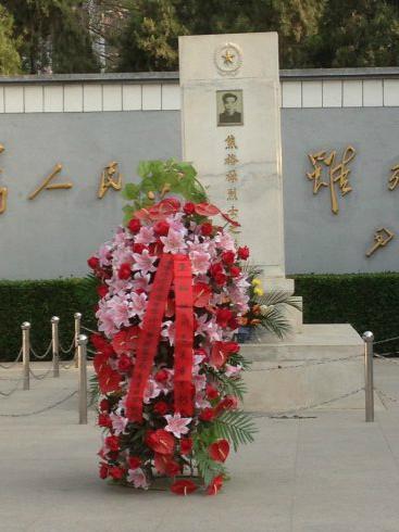 牧师在烈士坟墓里_1000字