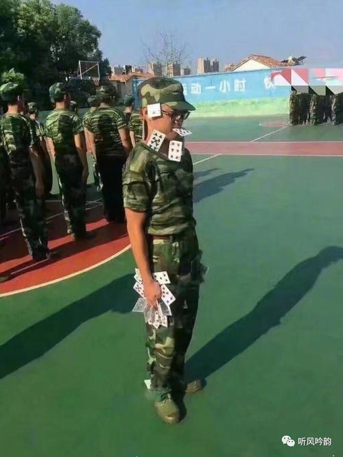 我们的教师非常低，没有高调的光线，它反映在细节中。专业熟练的密码，整洁的速度，几乎完美的军事岗位......这必须让我们欣赏！教师总是温柔，让我们站在20多分钟后，让我们休息，当他偶尔时，当他不在那里时，站在角落烟，这是他独特的书！我们问他，我们穿的是，他很有趣转身，你们都知道？我知道这样。是的，我们都知道他与普通人一样，有同样的习惯！