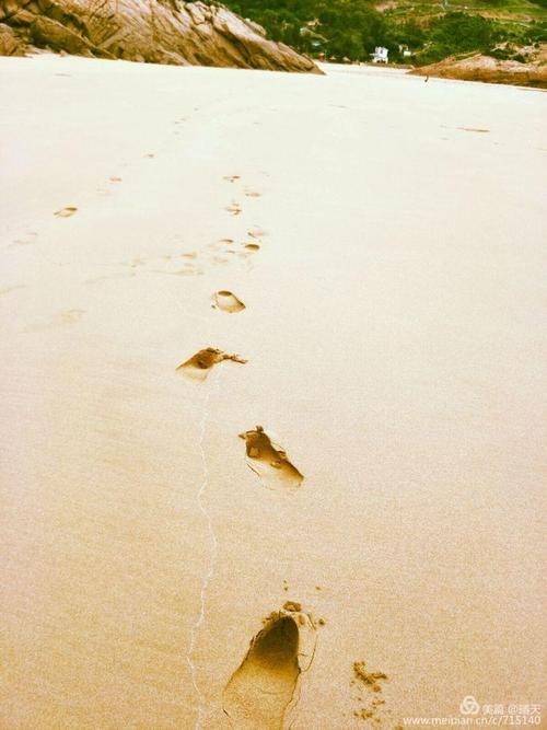 由鹅卵石铺设的小道路已经扩展到距离,我希望我不明白我的结局。这条路在两侧都遮蔽,一个菌株直立,彼此之间没有半焦虑和不安。有些只是灵魂的安静和追随者。一条小溪从山脉的高度流下来,水并不焦虑。这是一个漂亮的风景吸引,停下来等待吗?我认为是这样。宽松身体,慢慢地把手放在水中,时间,一个凉爽的男人在我的血液中,我散落在我的血液中,我在心里,我将在身体上传球。我不禁放一个冷战,我也为这座山带来了一个神秘而典雅的薄纱。它看不到它,还抓住了。一瞥,大绿色愤怒的眼睛,是水的水,是绿色的,它是自然而简单的绿色,绿色是晶莹剔透的,绿色正在透明。绿色的。啊!不幸的是,蔑视不能写一个10,000个部分。你只能在该地区使用几个字来表达我厚厚的情绪。我忍不住欣赏自然之神,在多大程度上实现,可以让这种难度变绿!微风通过,叶子正在跳舞,咯咯地笑,就像响起的掌声一样。抬头看了,一些未知的鸟类从头部种植,他们找不到痕迹。我饿了,我急着回家吃饭。安静,我依靠一棵树,感受到轻盈,听取大自然的声音,好像我在这样一首歌中有一首歌。我的心逐渐镇静......