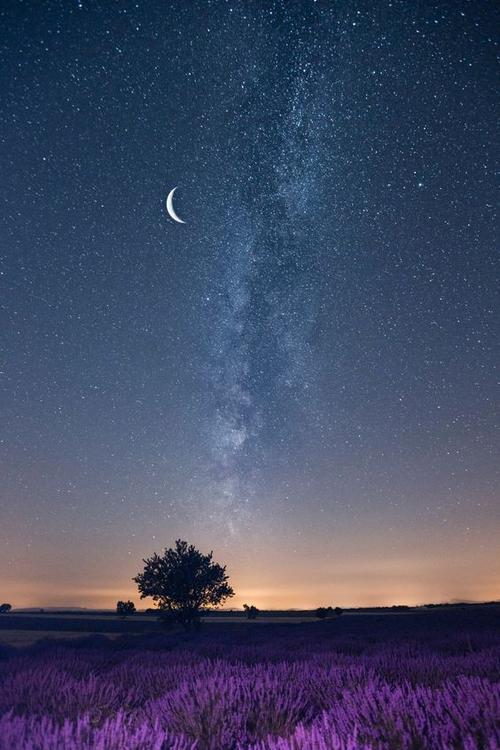 45度仰望满天星斗的天空