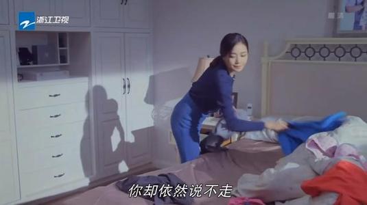 当教师歌曲温和时，它就像一只绵羊。一旦，我的伤口突然破裂了，然后血液流出了。这时，歌老师在这个时候来了，看起来很可能会惊讶，宋老师问道：“伤害？”我点点头，老师宋说：“去，去我的办公室涂抹，非常好。 “说，我在歌手之后徘徊了一点消毒水，我会赶紧回到教室。