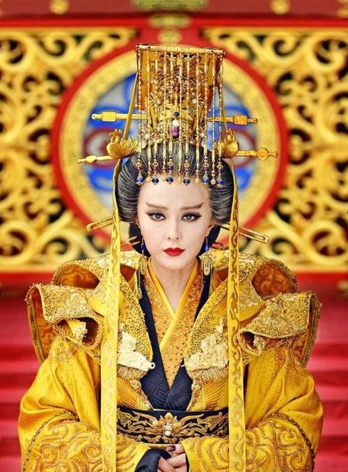 所以，在漂亮的十一年度，台把李世民听说武士的女人是一个美丽而聪明的，呼吁宫殿，站在一个有才华的人，给了一个“吴民”。那时，吴泽特只有14岁，她的生活从现在开始变化。在深刻的宫殿后院，吴泽西展示了她的智慧和妇女的勇气，甚至也赞赏皇帝也赞赏。然而，预言已经出现：唐3Di，死亡，女性是武术。这种危险大唐江山将在吴泽迪安的境内。她经常有害，她正在蹲在死亡的边缘。即便如此，她从未想过放弃，因为她是一个有梦想的人，她一直告诉自己。最后，她幸存下来的人顽强的人的智慧。虽然日期后的日子，因为原因，皇帝对爱的深处，我一直在做12年的人才，而现状没有改善，但她追逐心脏从未停止过。她一直认为总有一种生活。
