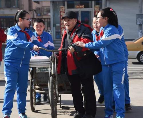 与雷锋的组成：学习雷丰做点什么_800字