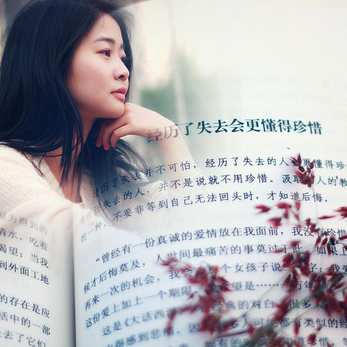 我天生就是我的心，我在哭。肌内酸中的疼痛。 “嘿，新的，你很好。他们是这样的，不在乎，”一张圆脸突然对我说，并递给我纸巾。看到我是，她似乎有点尴尬，脸部有一些微红。 “你。”她的脸是红色的。 “我稍后会成为你的表格，我们将来会成为朋友。”看着这愿意成为我的桌子，我已经下滑了一个温暖。一点一个，总是随时微笑。