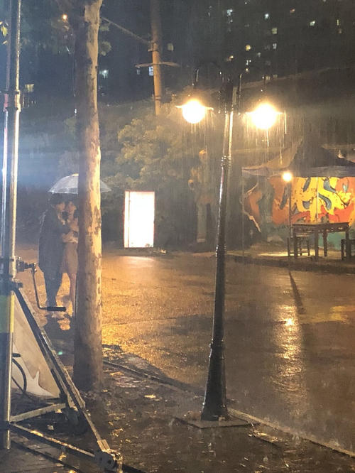 雨中的斜坡伞