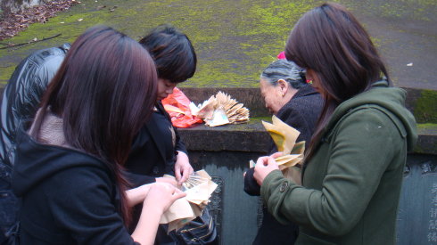 我在祖父的皱纹中长大了。