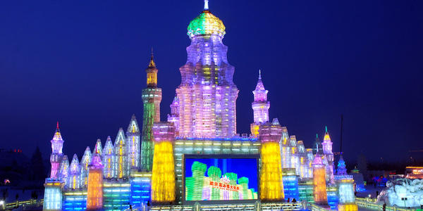 雪地上的构图：哈尔滨冰雪世界_1200字