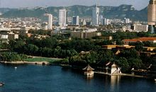 尖顶山下的老舍_900字