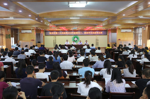 在高校预先培训仪式的开幕式中发言