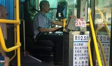 在公交车上_400字