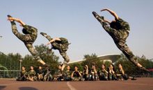 汗洒操场 笑看军训_700字