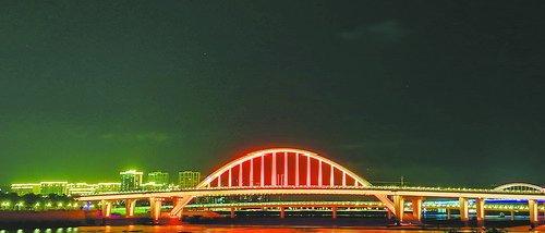 “雨”楼梯可以真正困难，它们是湿滑的，像擦油一样。我的鞋子是无与伦比的，所以我担心，我仔细抓住了楼梯的把手。突然，身体尴尬，不好！楼梯太滑了。在我面前没有人，很少的付款是我的。我的“光速”是滑动，闭上眼睛，听一天。突然，屁股震惊，头部抬起，我觉得拉了什么，下降了停止了。我想知道，我打开了我的眼睛，但我发现我的手掌被放在楼梯上，我的屁股在我的学校包上。事实证明，当我滑倒并迅速下降时，危险的小额支付几步，跳得几步，用手迅速保护我的头部。我爬上爬去看着小手的泥泞的敷料，我的手打破了皮肤，我出血，但她没有提到自己，但是问我：“在哪里？”我是非常内疚，不足以恐慌;非常触及她自己的安全帮助我;我很高兴我没有受伤，但我更伤心。她是Stearfien，也是皮肤伤害。小岳在开玩笑地抱怨我太不小心，我在中间，表达了善意和鼓励，这表明我不会恐慌。如果你付出代价，这些话和她的练习就像一个阳光，带走我的内疚，温暖我的心，对我的心来说很好。