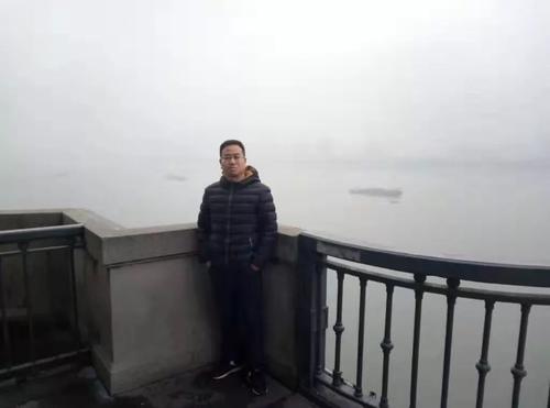 在友谊的边缘，徊_100字
