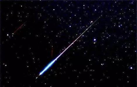 流星结束了。这是因为它放弃了夜空。