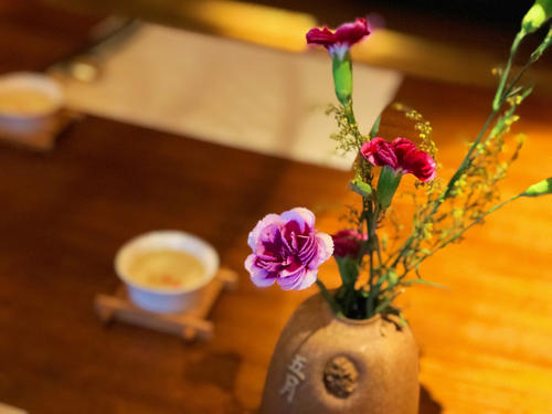 第一次上升的阳光，随着我每天生长，到处都是，随着期待和希望，找到未知的方向，童年的梦想，睡眠，成熟，更悲伤，更加悲伤的记忆，应该没有存在。同样的教学课程，杨树是顽强的，是她美丽的方向;琥珀数百万年，它是一个光出的成人，发现她的外表;这个故事在智慧中唱歌，告诉碧瑶，他们不仅用来欣赏，而且它们可以很好！在红地毯的一侧，凤凰树的前面，彷徨，在花边，是在之前的命运之前，所有知道的，英寸邂逅邂逅断。