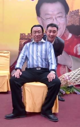 名人故事：侯宝林面对羞辱微笑