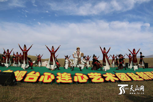 对新疆的误区带来了不知道，带来了抱怨，因为高价格“切蛋糕”，极端恐怖......即使是人们留下了新疆，还有很少有游客来访的游客，而新疆人的收入较少收入，但是当“家庭四墙”升起时，老人，老人，家庭，众多食物娱乐你，当河流在一边，埃尔德尔斯丝绸衣服告诉新疆的文化传说，当人们在巴扎熙熙攘攘时，你觉得怎么样？