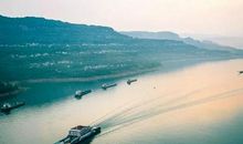 山随平野尽，江入大荒流