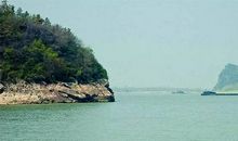 天门中断楚江开，碧水东流至此回