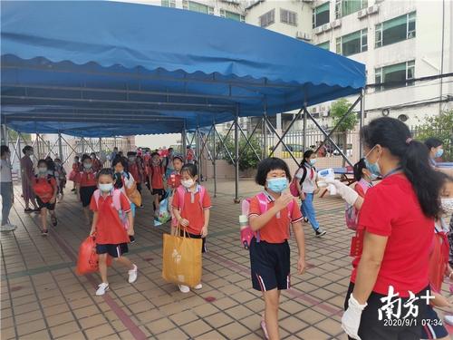 惠海，仍然漂浮着强烈的香水，五色雅奇旁边的桃花静静地悄然，他没有改变。微风脱落了层，落在田野里，漂浮，像雨一样。上帝，陆地，水，一个伎暴雪，大海，土地被染色，风被摩擦，鼻子轻轻擦拭，略微奇特，滑到池中。世界已成为一个平行的宇宙，所有这些宇宙都泛滥成大脑，和谐，共存。