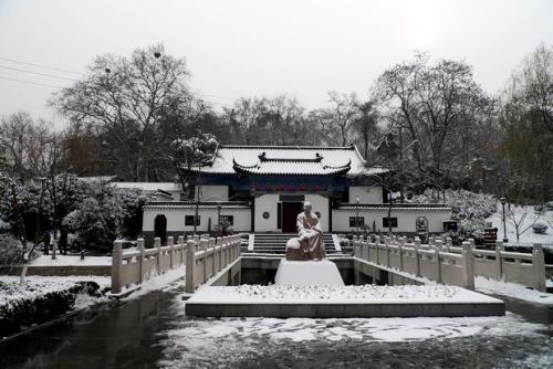 雪太晚了，所以他飞在法庭上。