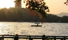 夕阳牛背无人卧，带得寒鸦两两归。