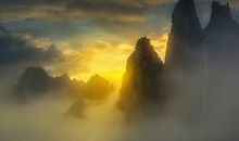 乱山残雪夜，孤烛异乡人