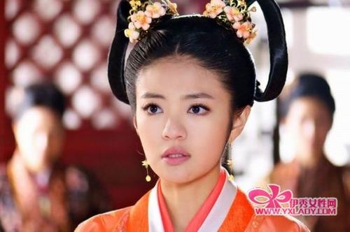 宫殿女人充满了春天的寺庙，但只有飞行。