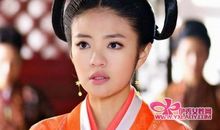 宫女如花满春殿，只今惟有鹧鸪飞。