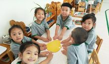 一道鹊桥横渺渺，千声玉佩过玲玲