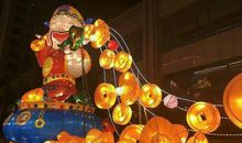 三百内人连袖舞，一时天上著词声