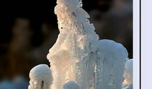 敲成玉磬穿林响，忽作玻璃碎地声