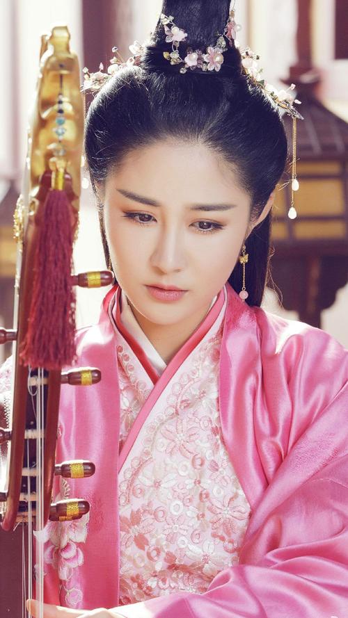 书中有一个女人，如玉，书中的书籍